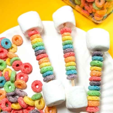 Rainbow skewers made with Fruit Loops and marshmallows.