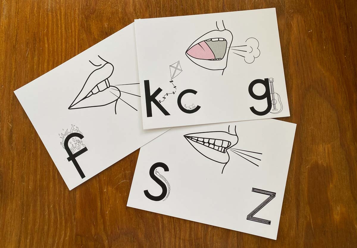 Cards with mouth shapes for pronouncing letters.